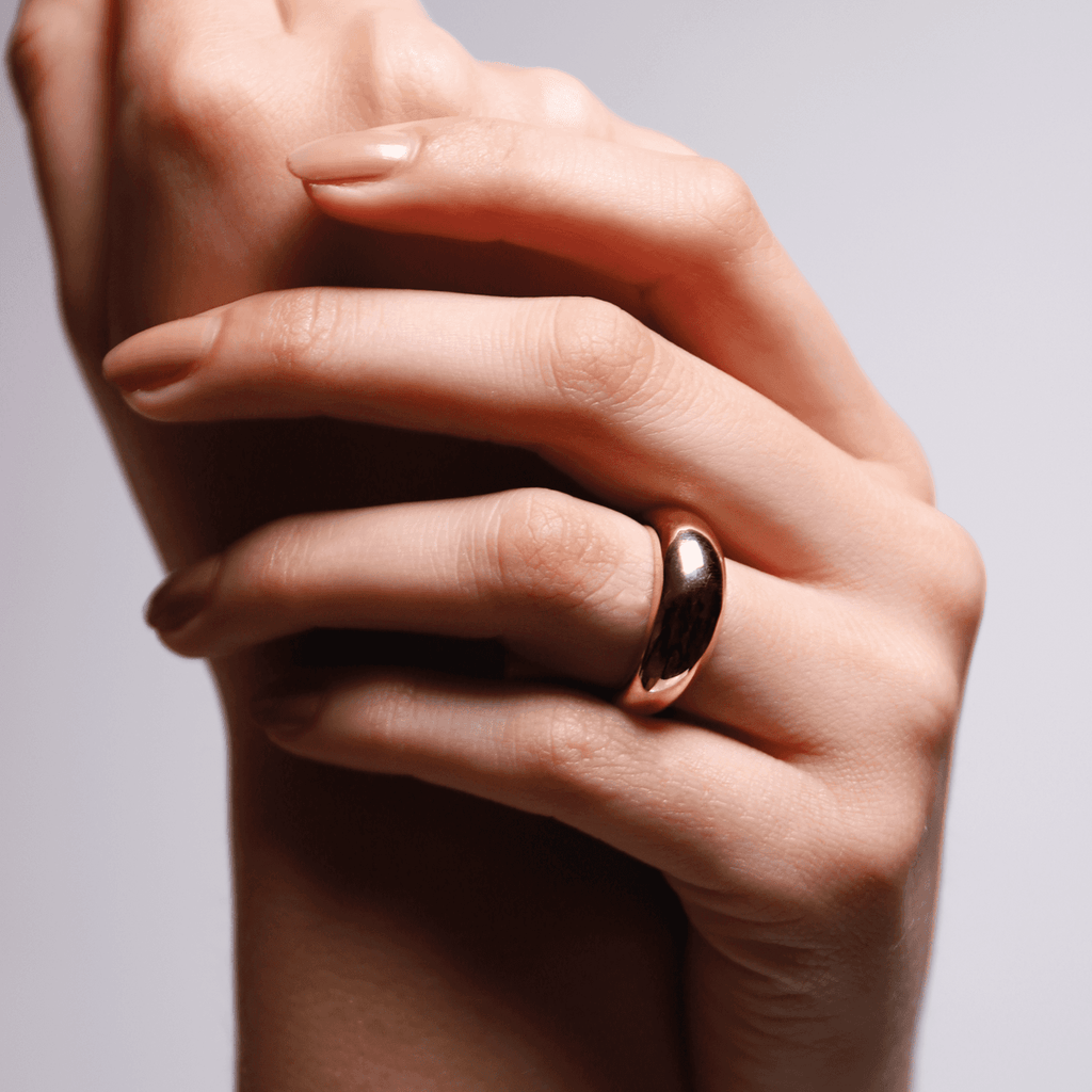 A woman's hand holding a TI SENTO – Milano Ring 12172SY.