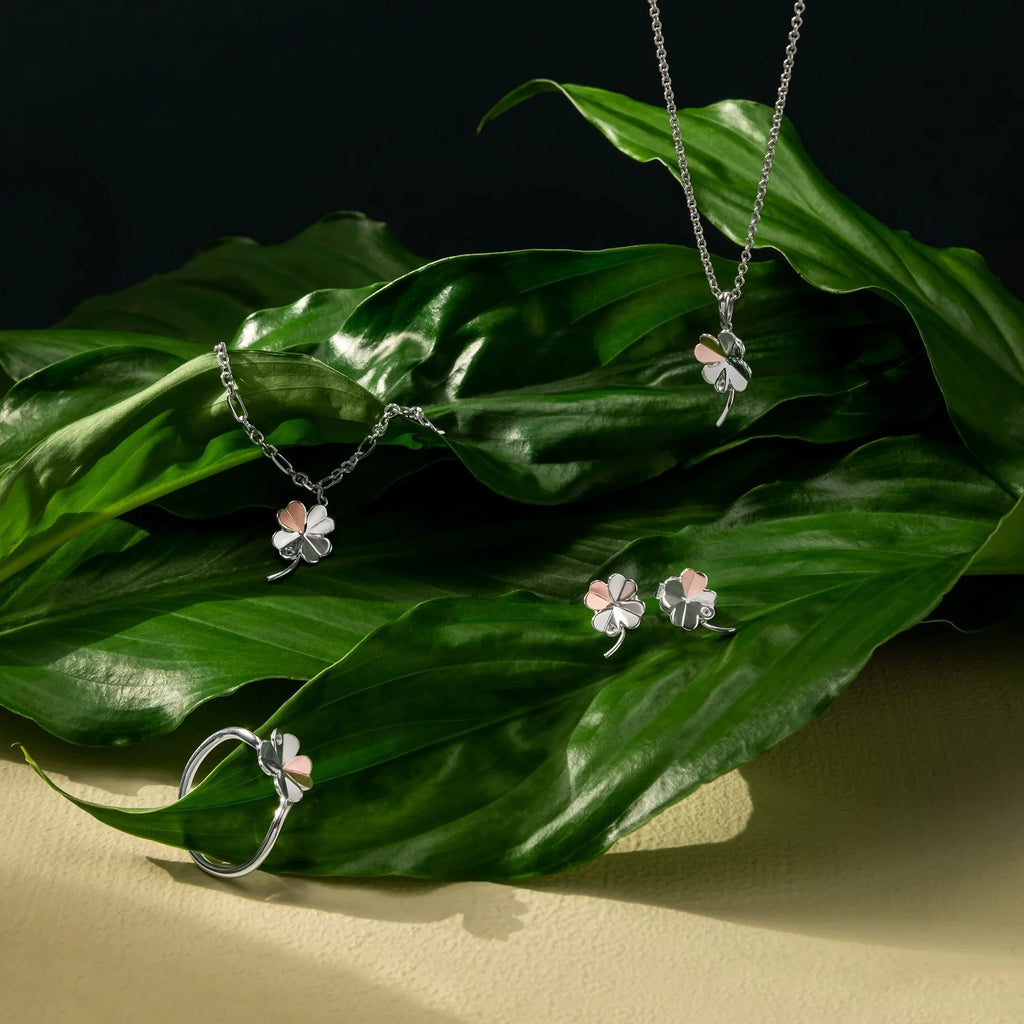 A set of Clogau Pob Lwc Ring 3SLCL0609 necklaces and earrings on a green leaf.
