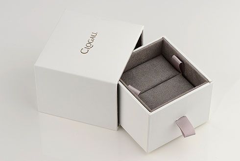 A white Clogau Bohemian Ring. 3SFLDR4 box with a ring inside.