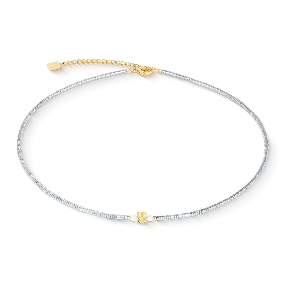 The Coeur de Lion Necklace Edge & Grace silver-gold features a sleek design with a central gold accent bead and an adjustable gold clasp, blending elegance with modern style.
