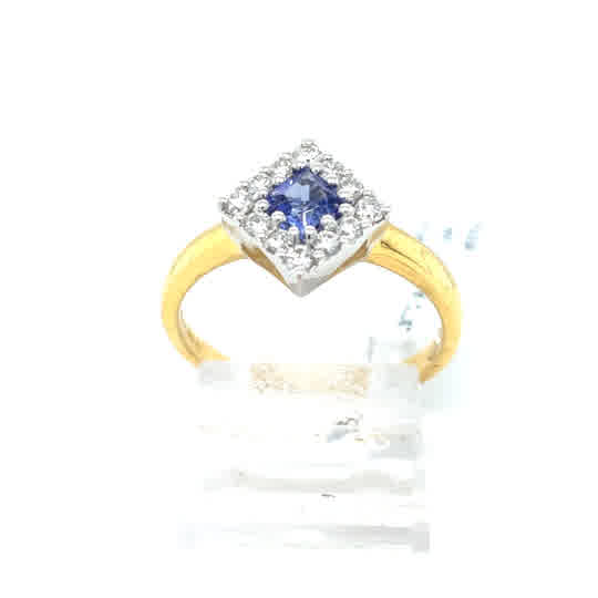 The Tanzanite and Diamond Cluster Dress Ring in 18ct yellow gold features a square setting with a princess-cut tanzanite center stone, surrounded by sparkling diamonds.