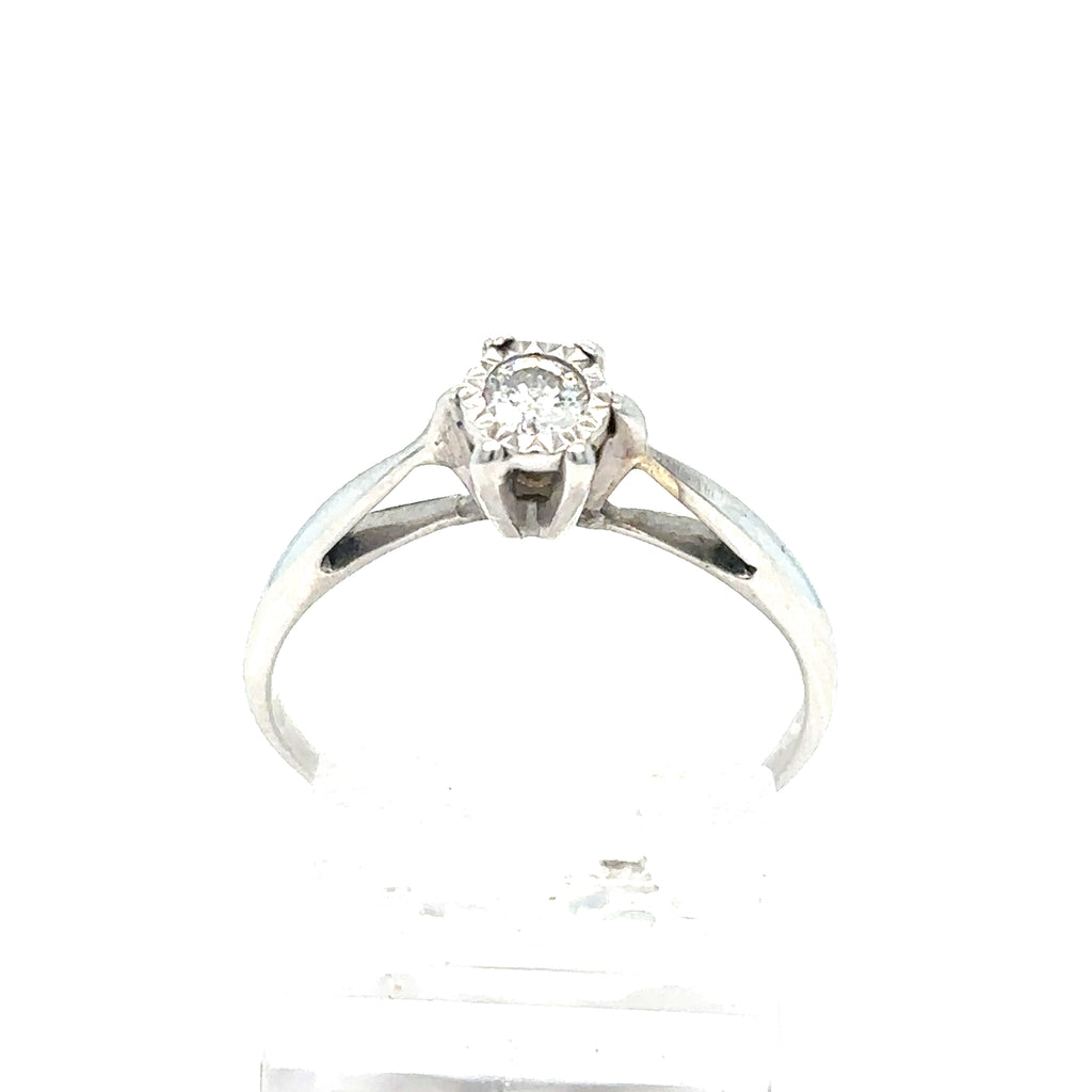 The Pre-loved Solitaire Diamond Engagement Ring in 9ct white gold showcases a single round diamond in a raised prong setting, elegantly displayed on a white background.