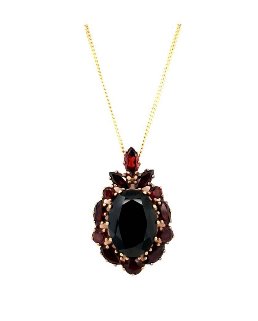 9ct Garnet Pendant & Chain.