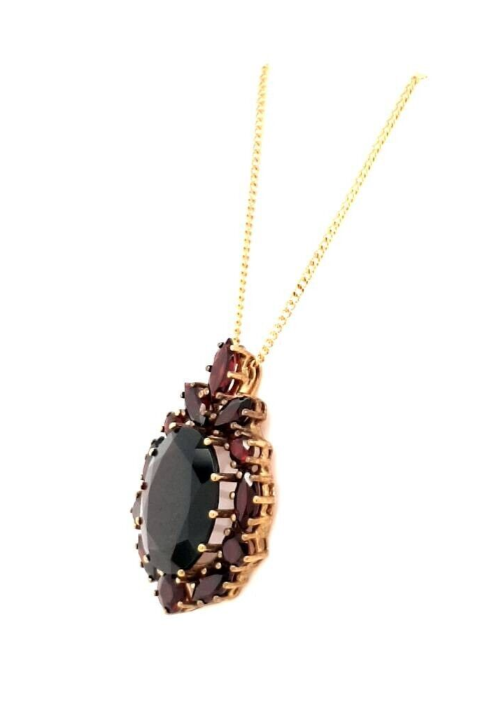 9ct Garnet Pendant & Chain.