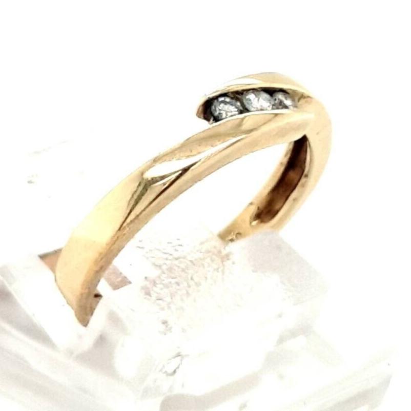 9ct Gold Diamond Three Stone Crossover Ring