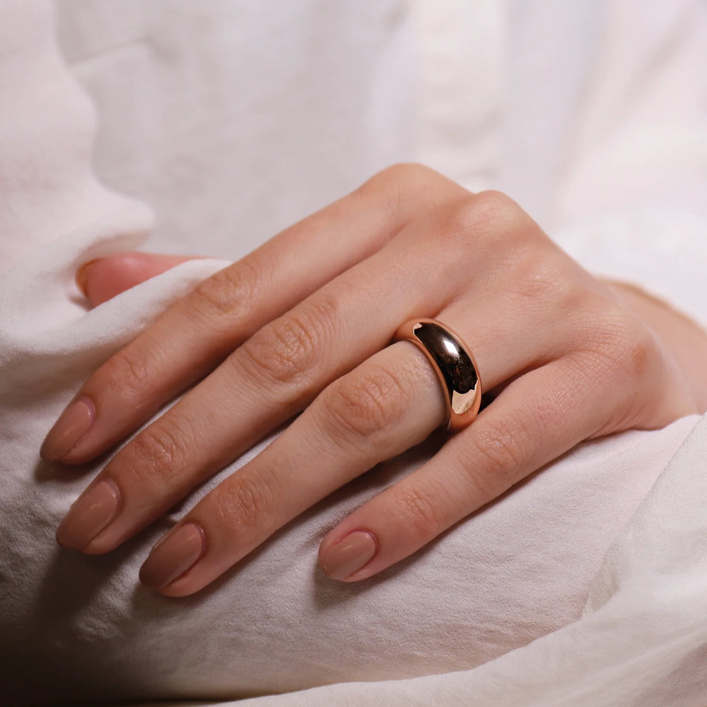 A hand with a TI SENTO – Milano Rose Gold Ring 12172SR on it.