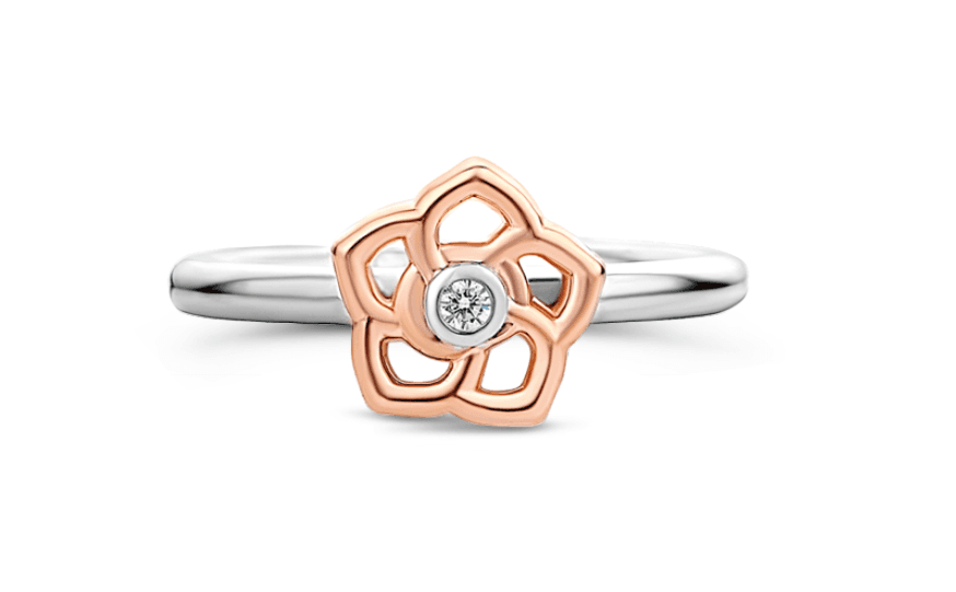A TI SENTO FLOWER RING with a flower design.