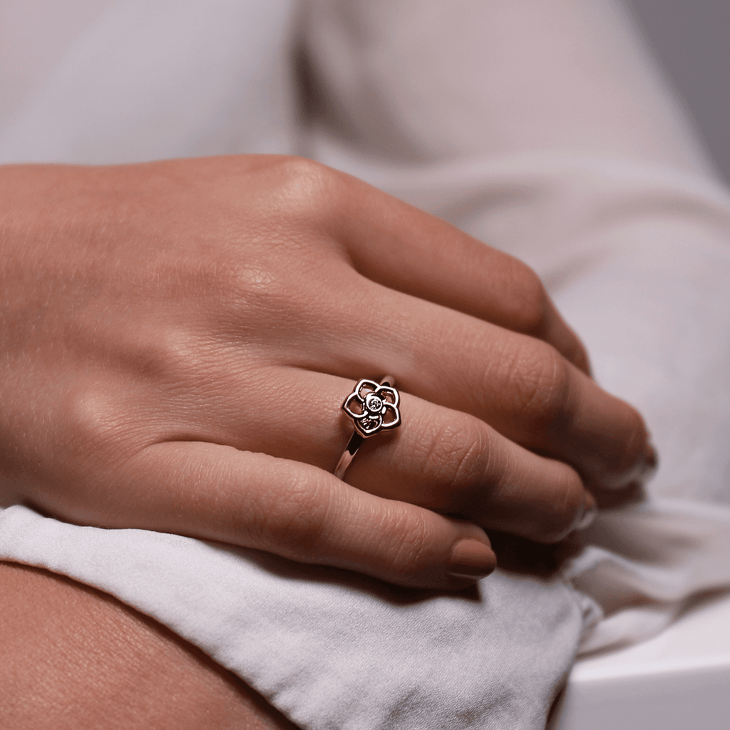A woman's hand holding a TI SENTO FLOWER RING.