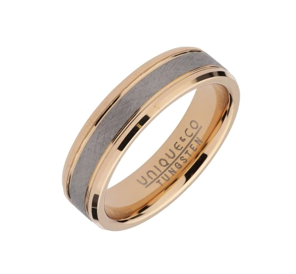 A MEN’S TUNGSTEN & ROSE GOLD PLATED RING BY UNIQUE & CO with a rose gold and black inlay.