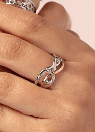 A woman's hand holding a Clogau Swallow Falls Ring 3SCTWIR.