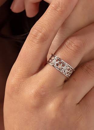 A woman's hand with a Clogau Honey Bee Honeycomb Ring 3SHNBWR on it.
