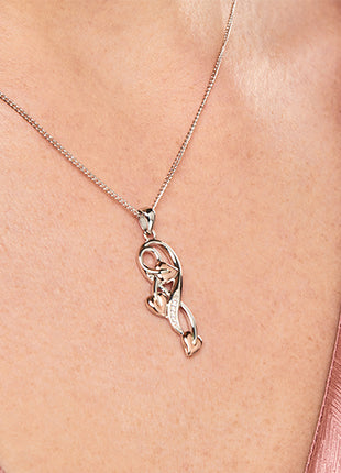A woman is wearing a CLOGAU Tree of Life Vine Pendant. 3STOLCDP.