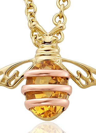 A Clogau Honey Bee Pendant HNBCP with a bee on it.