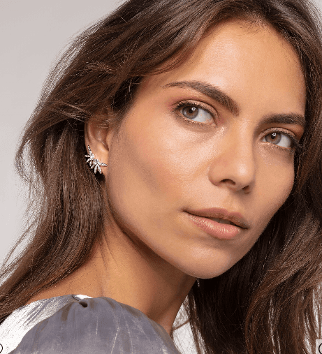 The model is wearing a pair of Leaves Silver Drop Earrings. Thomas Sabo H2105-051-14.